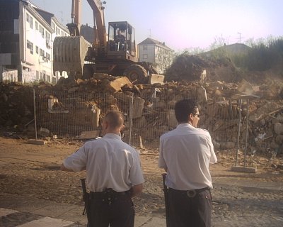 Los seguretas vigilan las operaciones de demolición de la Casa Encantada