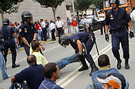 Agentes policiais carregam contra trabalhador@s